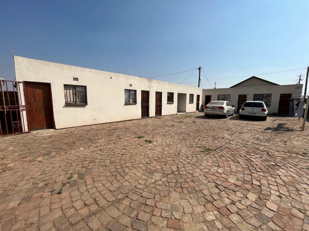 7 Bed House in Daveyton photo number 2