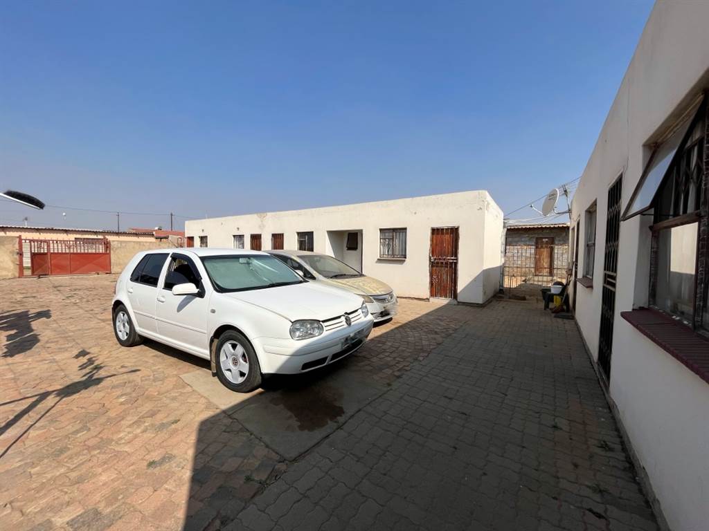 7 Bed House in Daveyton photo number 5