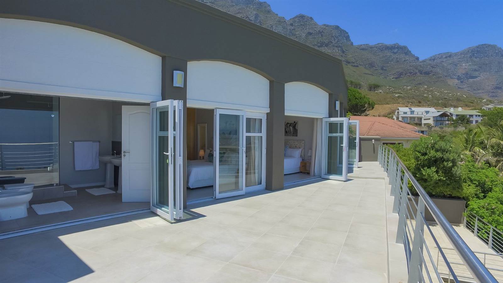 4 Bed House in Camps Bay photo number 12