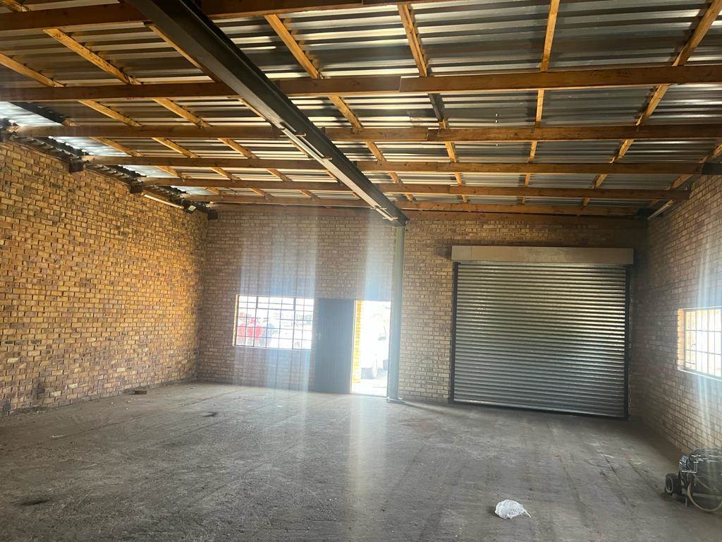 1600  m² Industrial space in Petit photo number 6