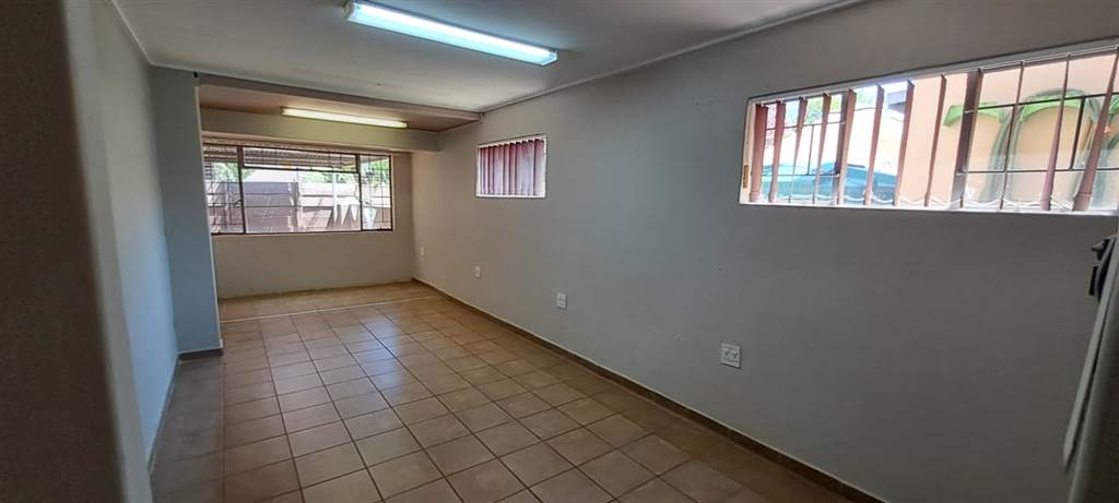 99  m² Office Space in Louis Trichardt photo number 4