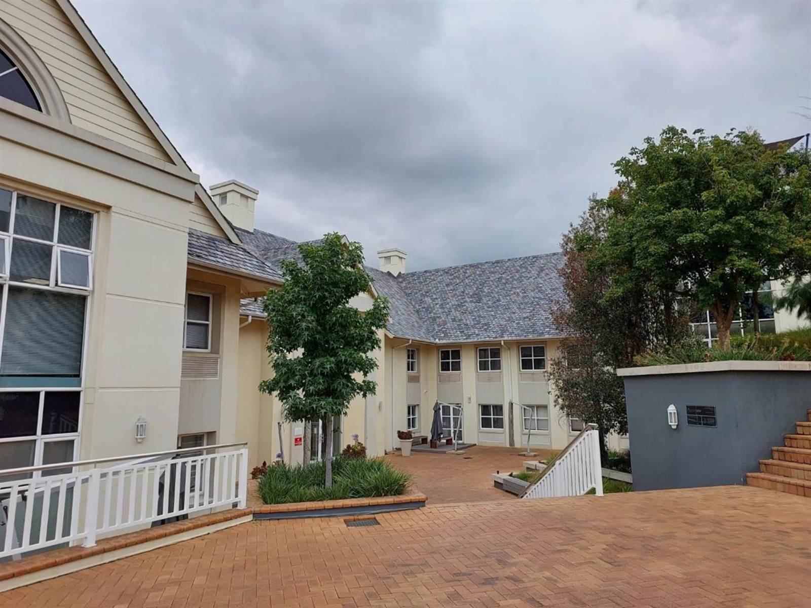 690  m² Commercial space in Bryanston photo number 1