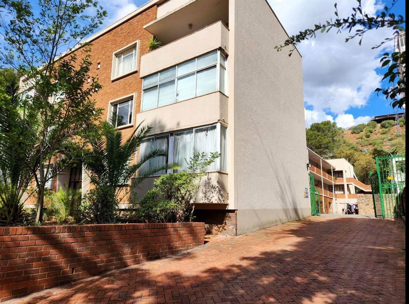 2 Bed Apartment in Bloemfontein photo number 2