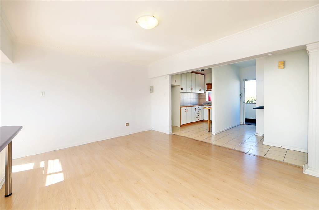 2 Bed Apartment in Plumstead photo number 4