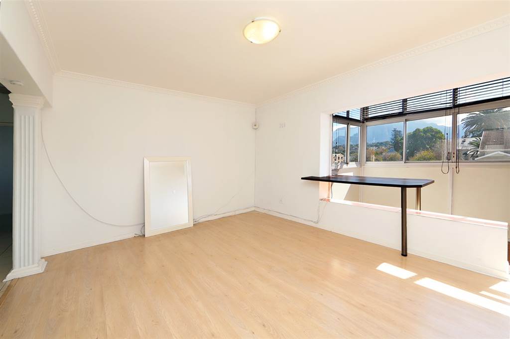 2 Bed Apartment in Plumstead photo number 2