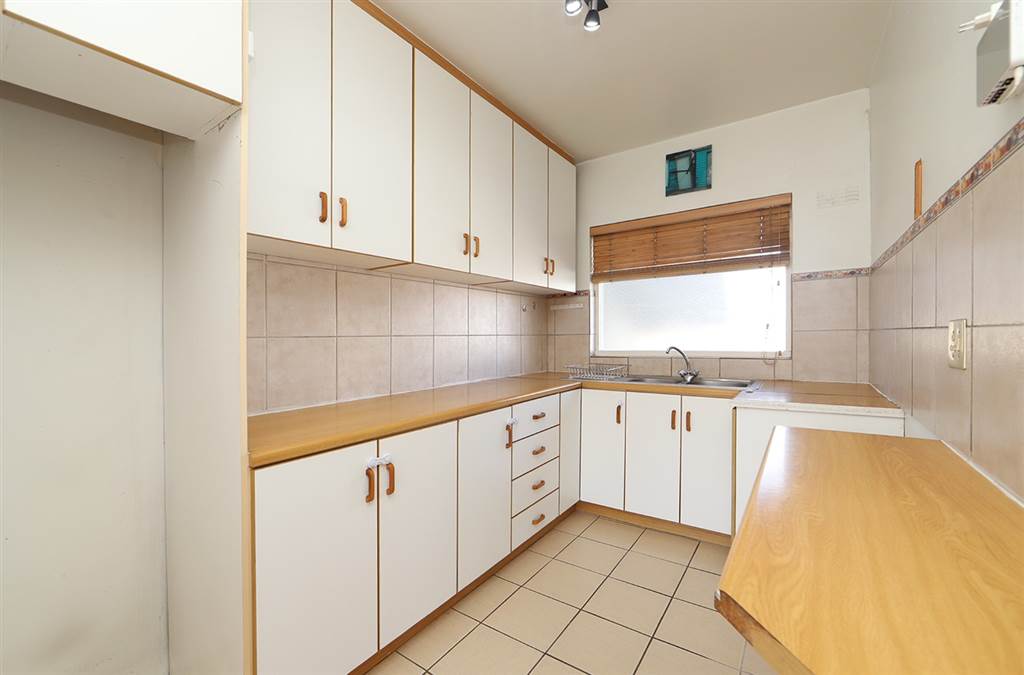 2 Bed Apartment in Plumstead photo number 7