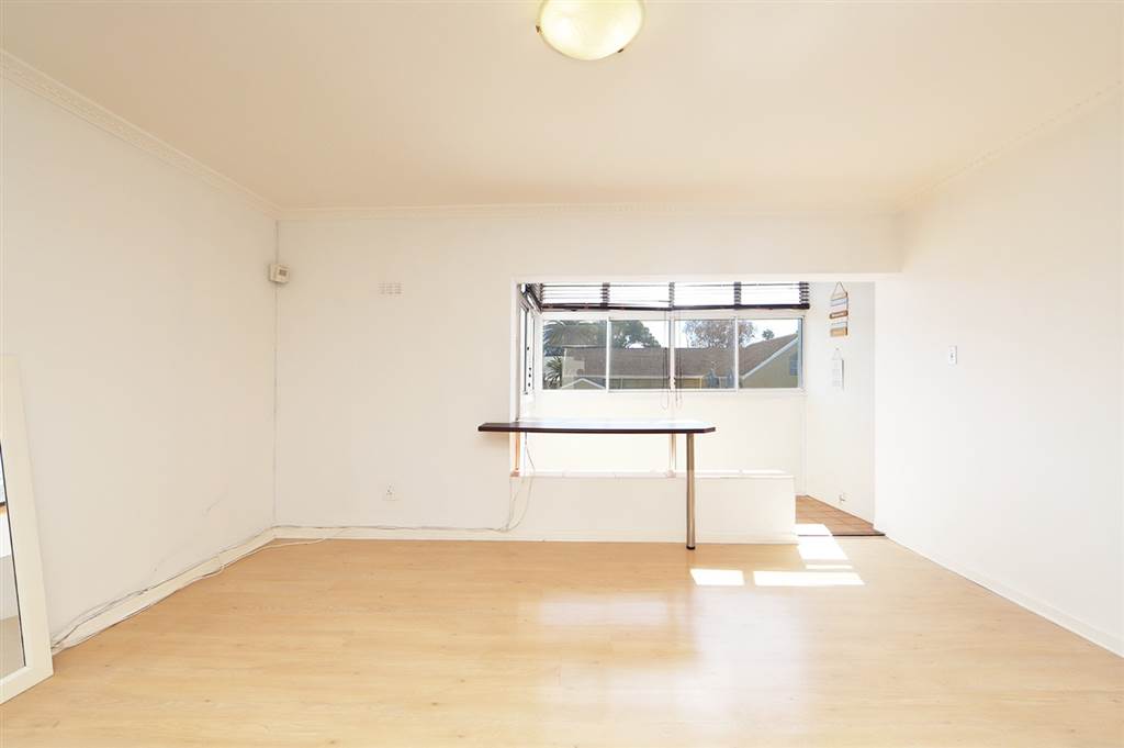 2 Bed Apartment in Plumstead photo number 5
