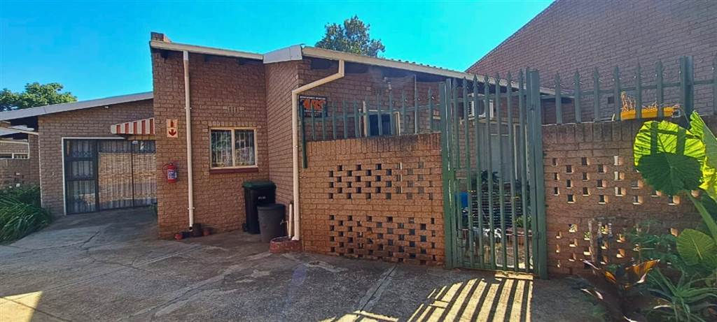 2 Bed Townhouse in Protea Park photo number 1