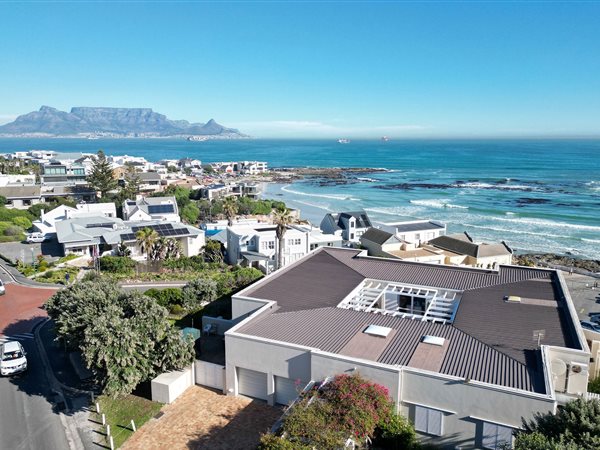 6 Bed House in Bloubergstrand