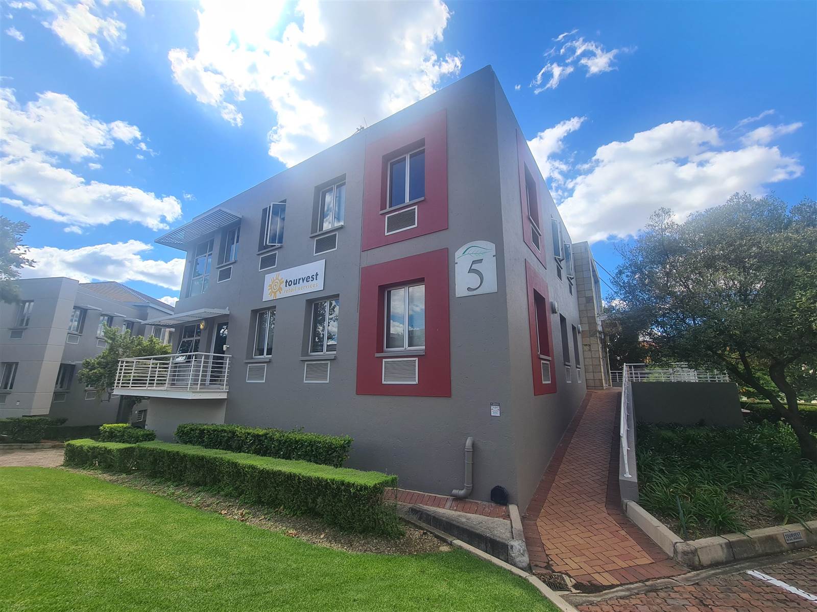 394  m² Commercial space in Greenstone Hill photo number 1