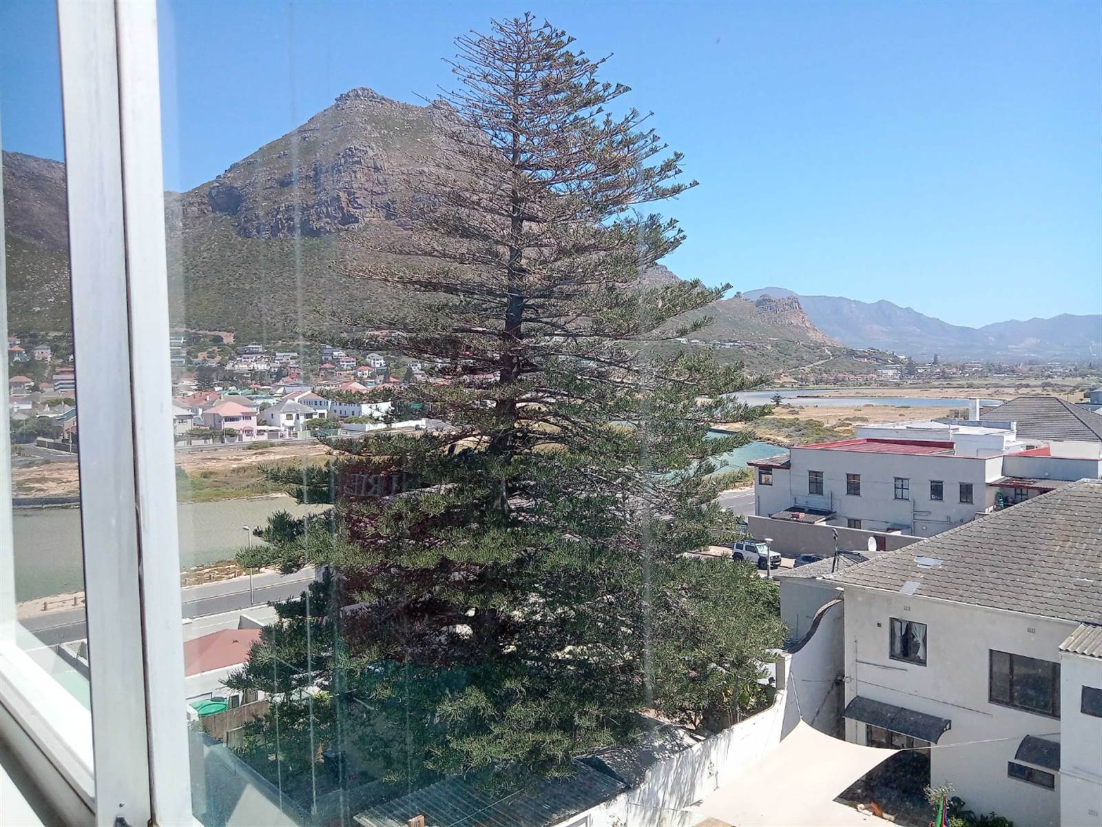 1 Bed Apartment in Muizenberg photo number 3