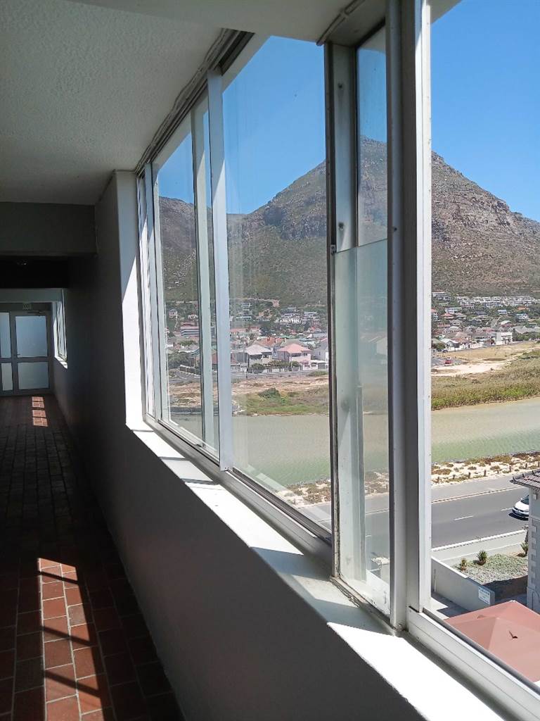 1 Bed Apartment in Muizenberg photo number 4