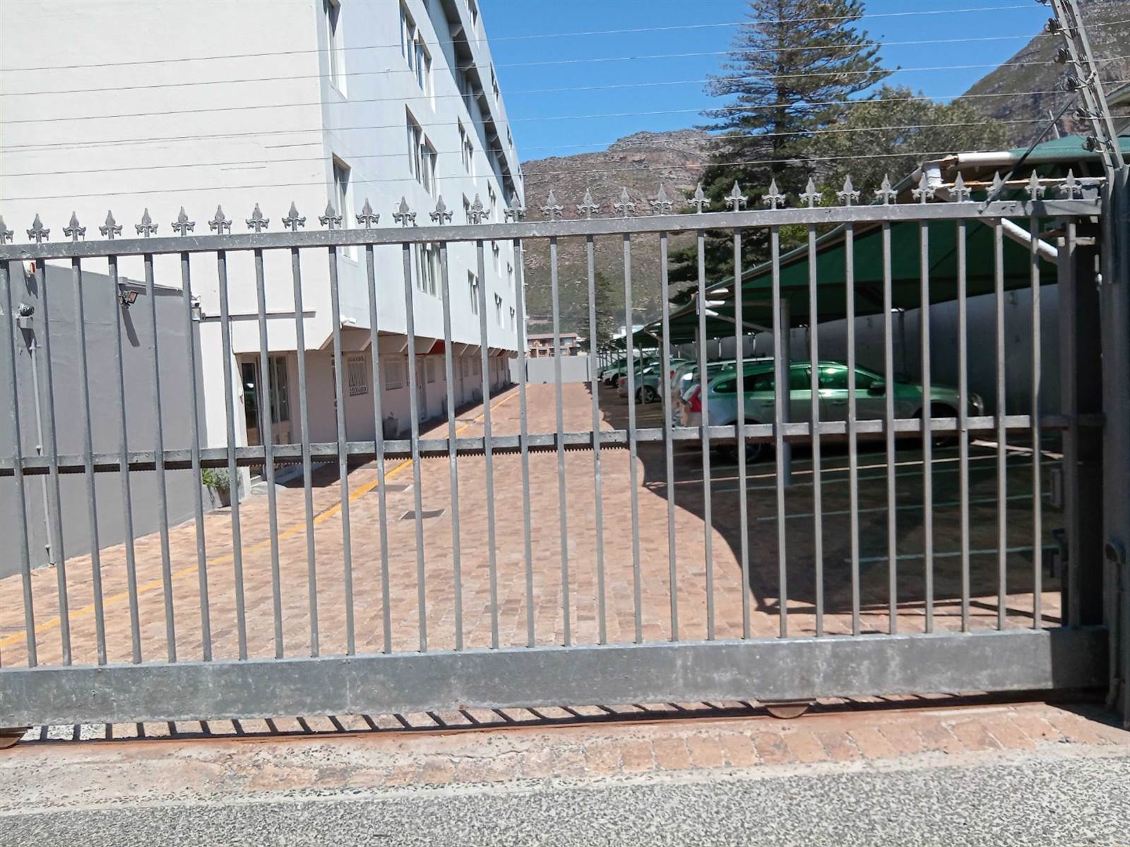 1 Bed Apartment in Muizenberg photo number 15
