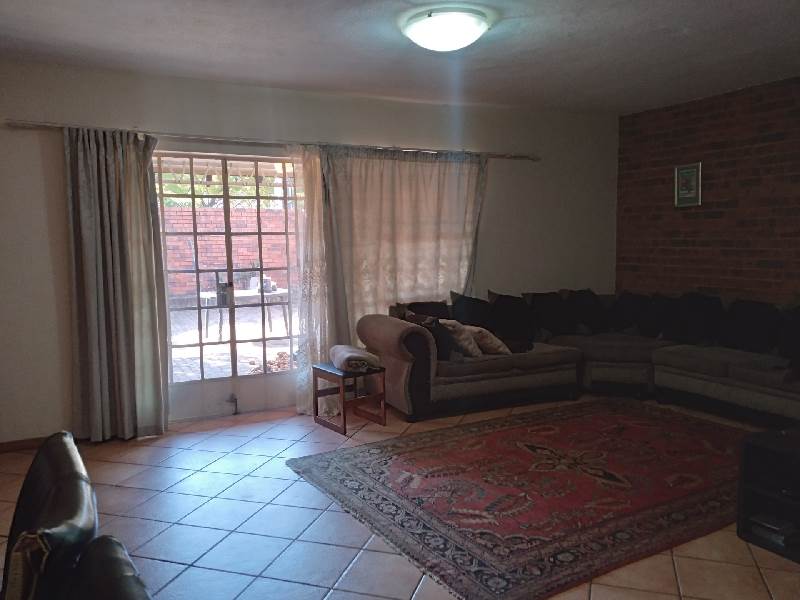3 Bed Duplex in Garsfontein photo number 5