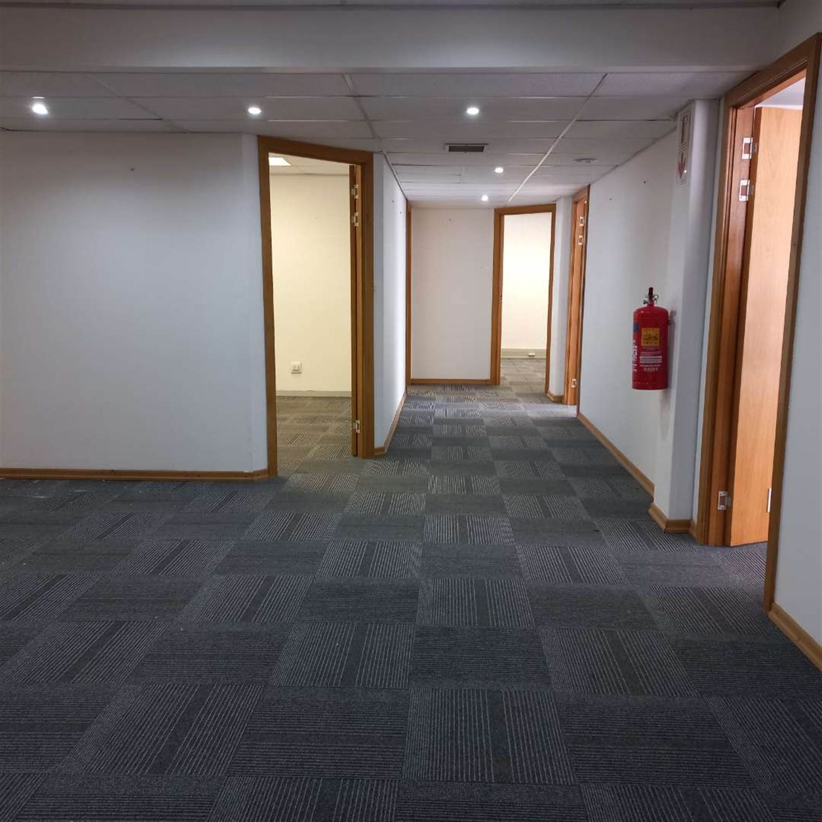 328  m² Office Space in Humerail photo number 5