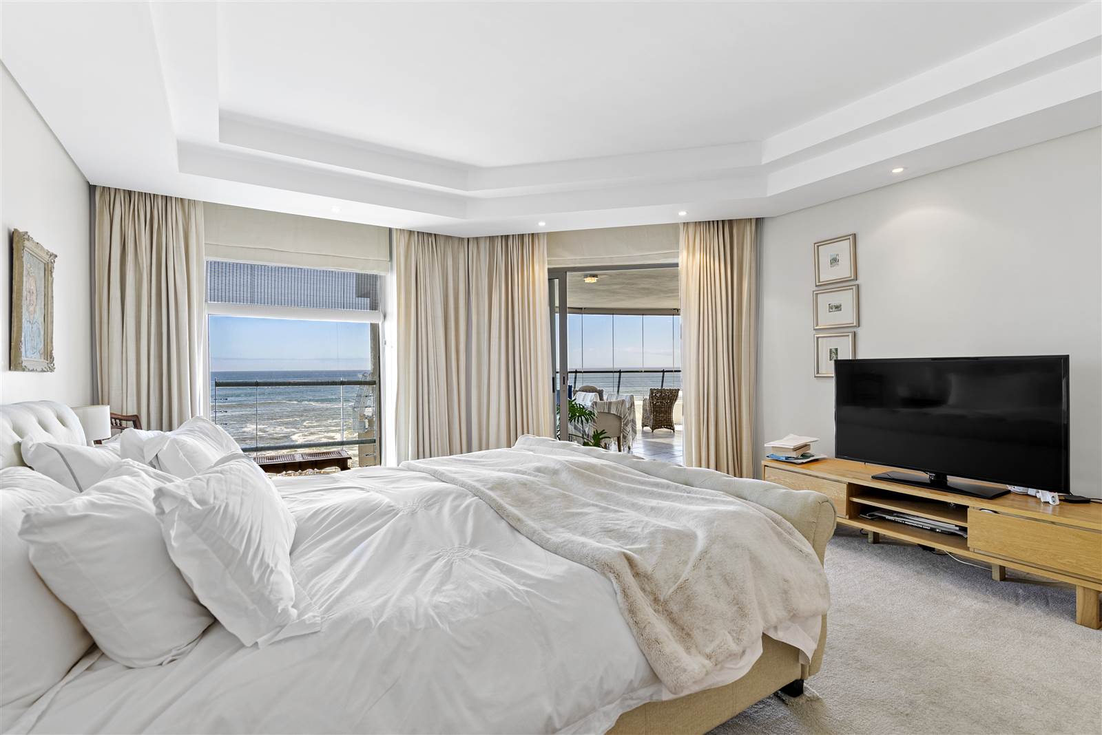 4 Bed Apartment in Mouille Point photo number 15