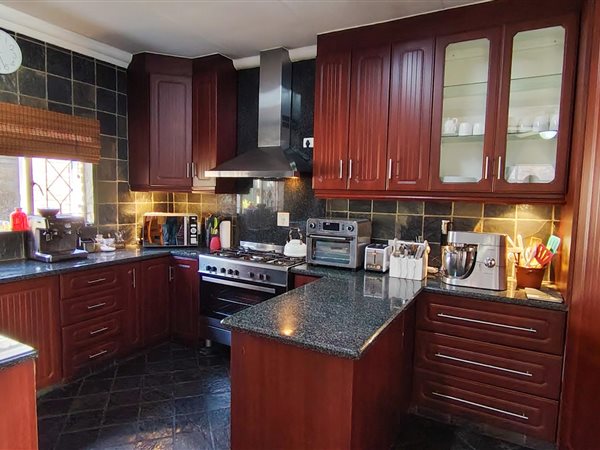 4 Bedroom House 4 Bedroom House