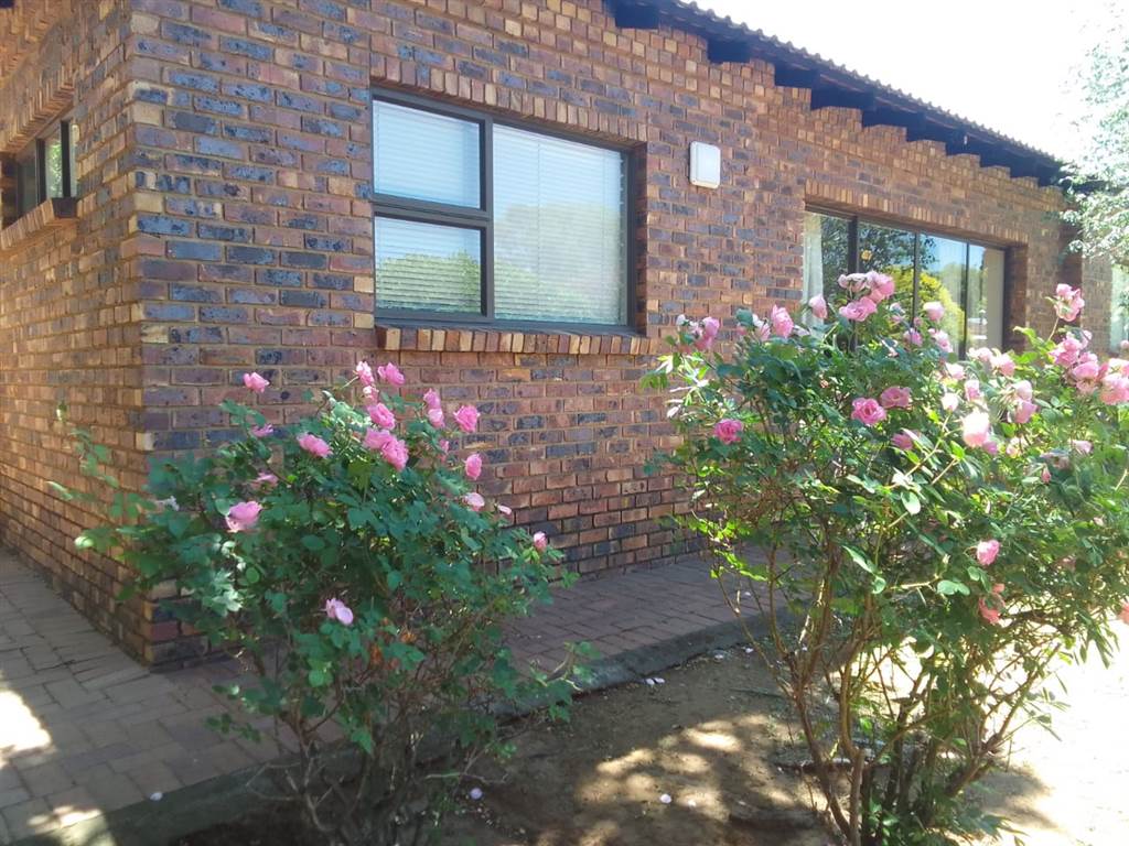 4 Bed Townhouse in Vaal Marina photo number 2
