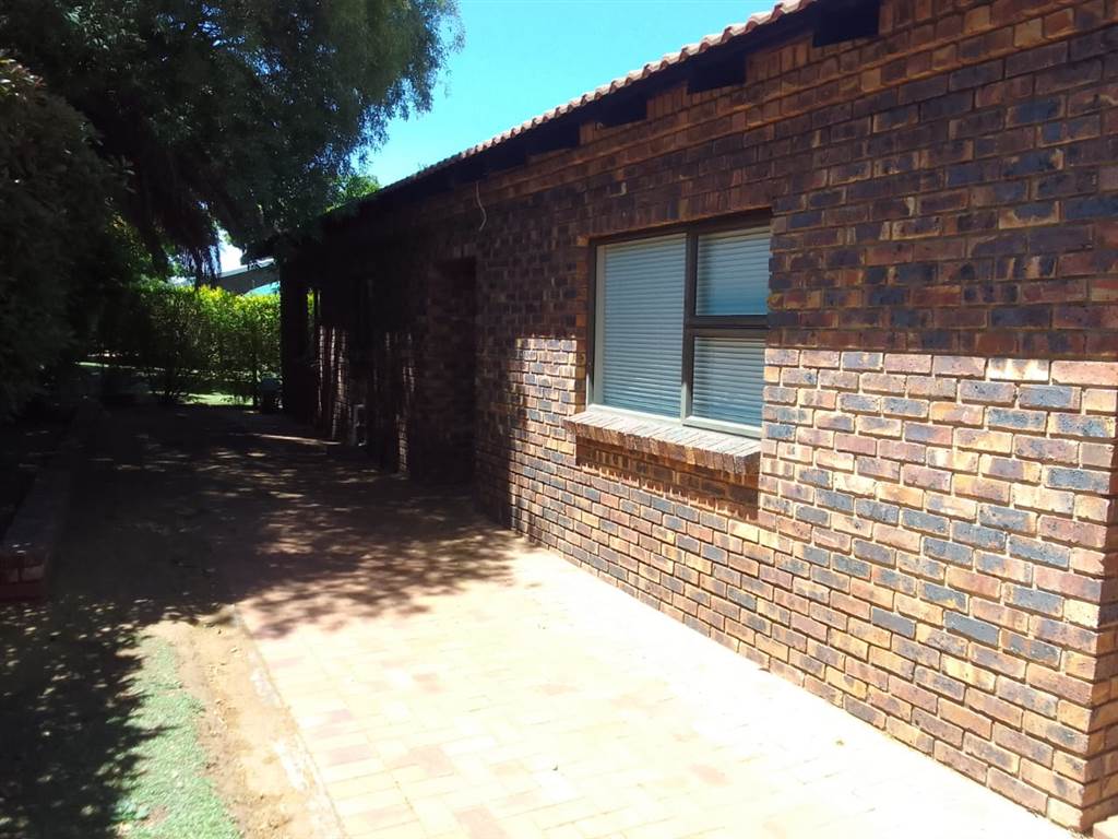 4 Bed Townhouse in Vaal Marina photo number 11