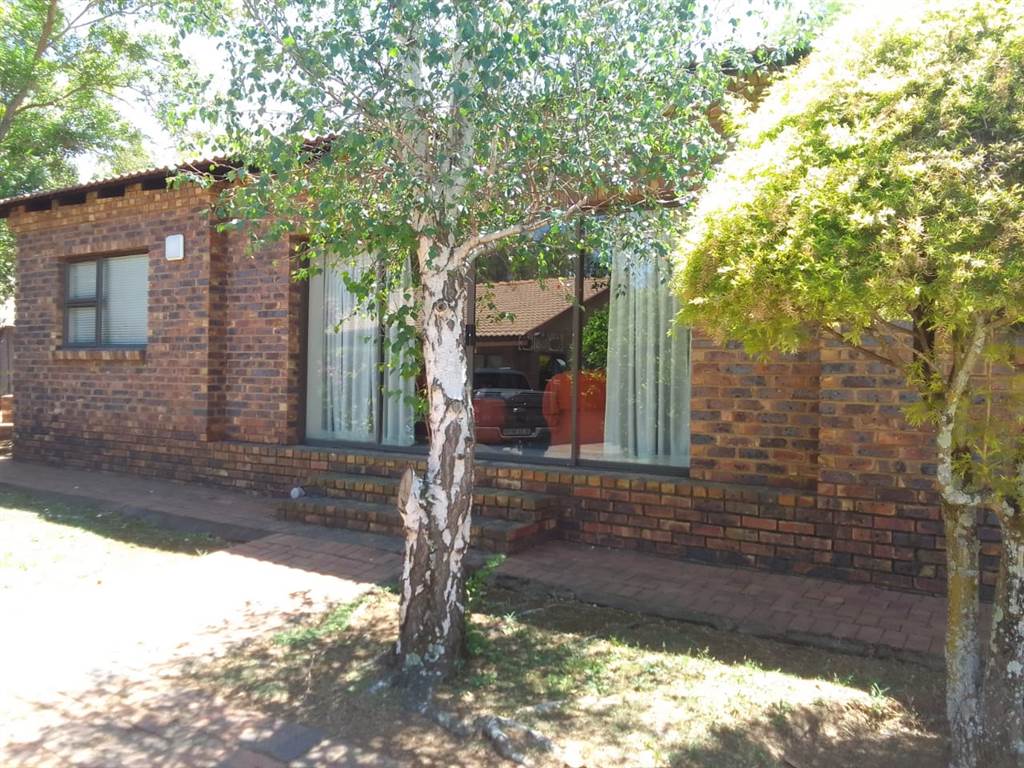 4 Bed Townhouse in Vaal Marina photo number 3