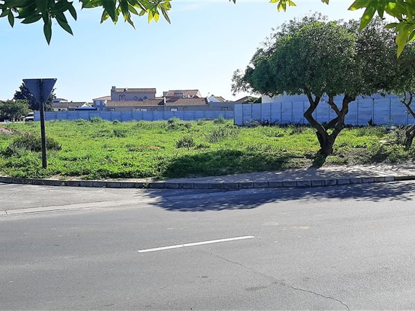 813 m² Land available in Port Owen