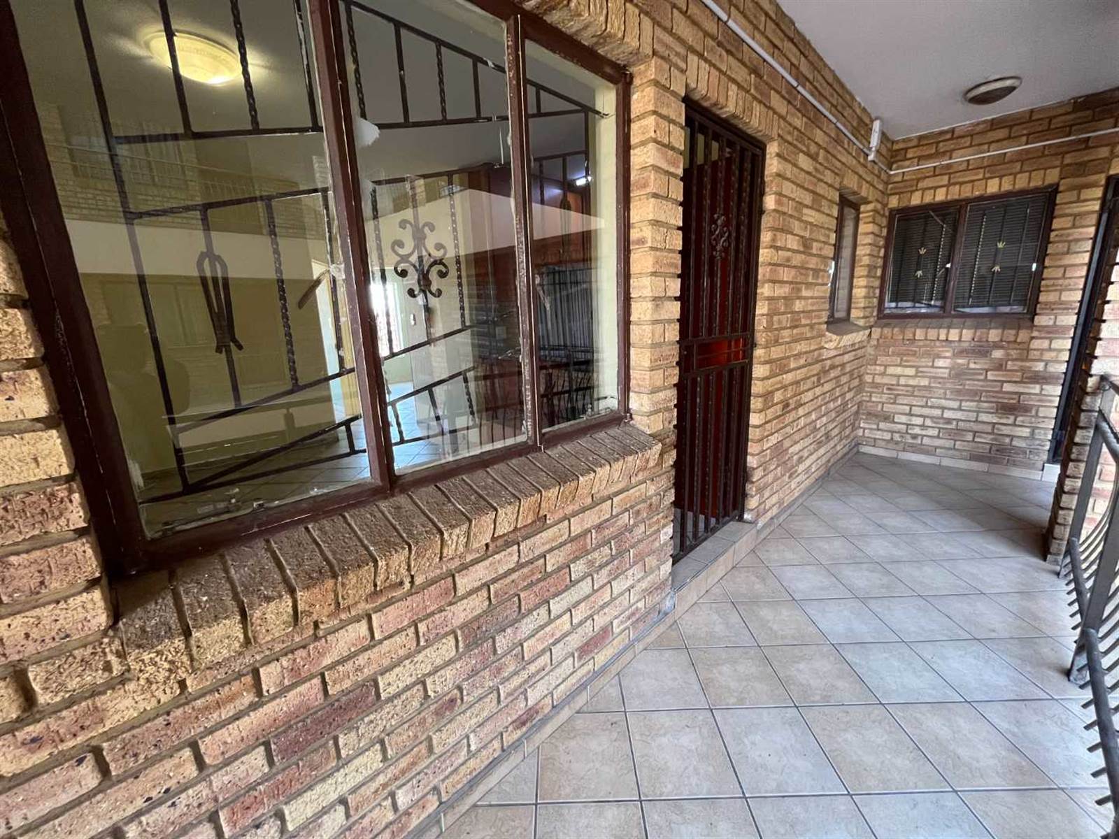 2 Bed Apartment in Randfontein photo number 11