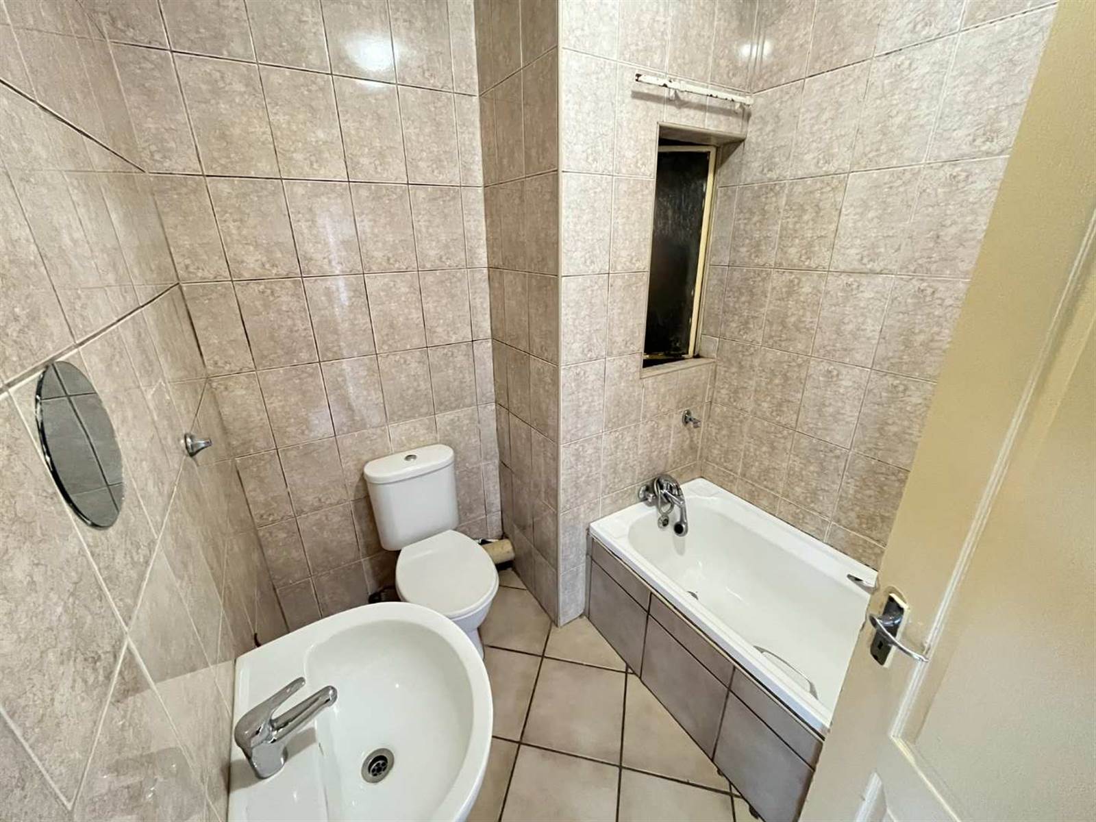 2 Bed Apartment in Randfontein photo number 8