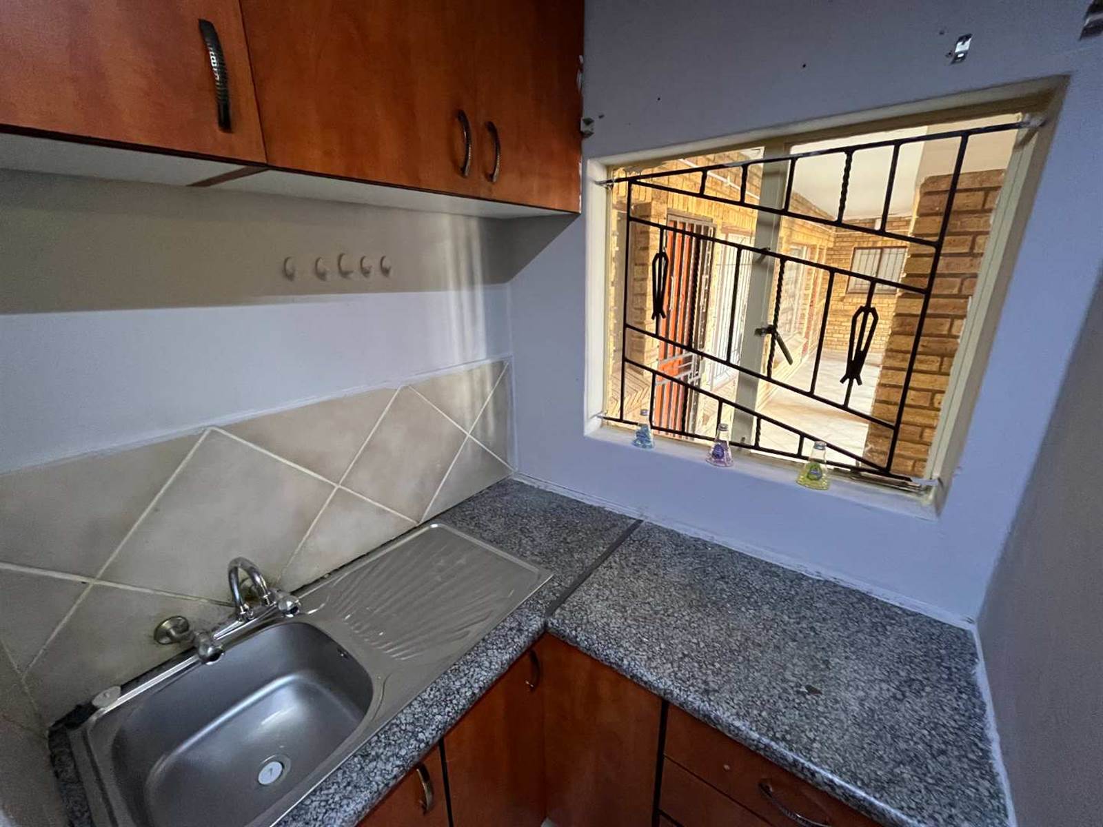 2 Bed Apartment in Randfontein photo number 5
