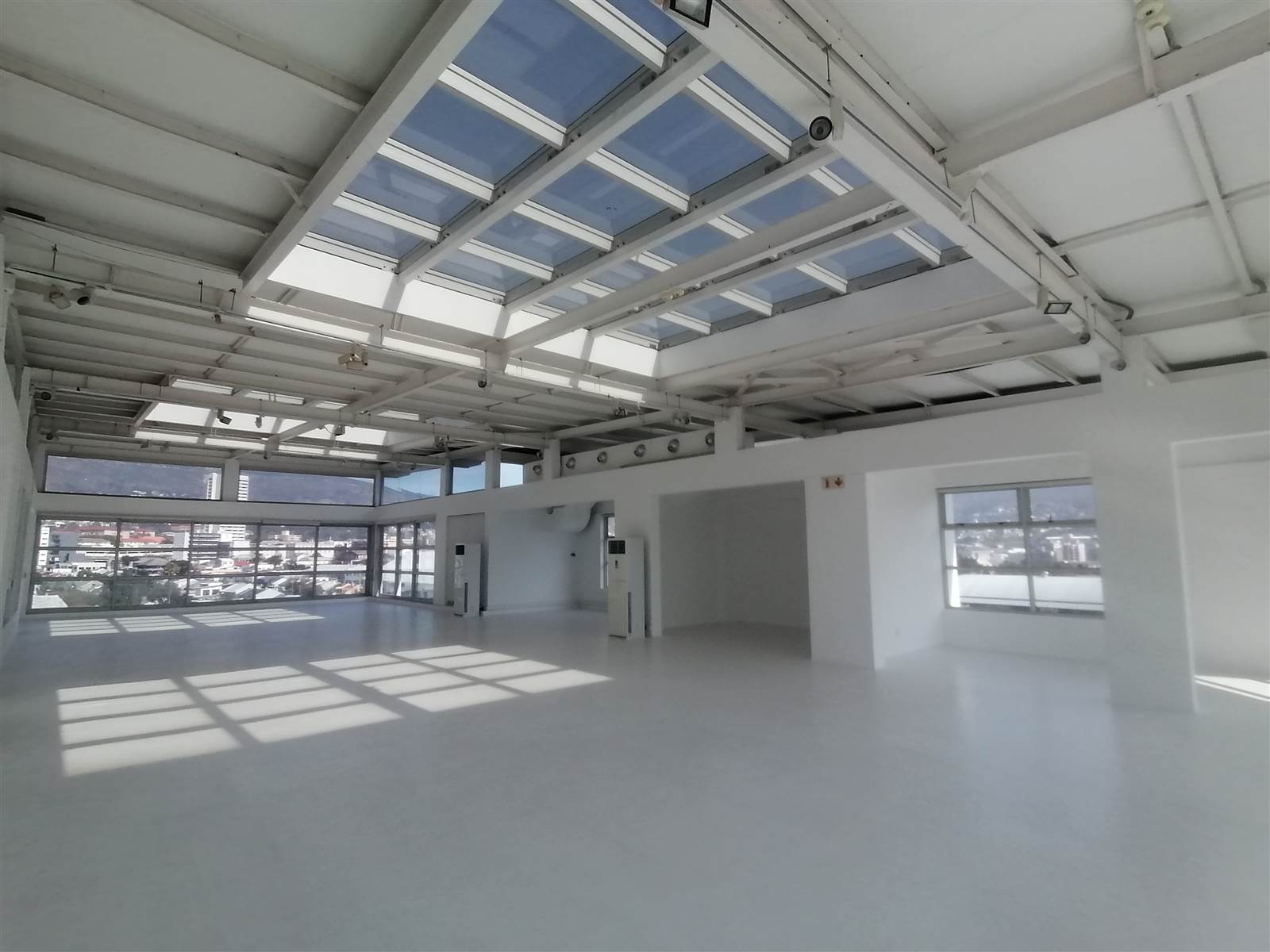 800  m² Commercial space in Vredehoek photo number 1