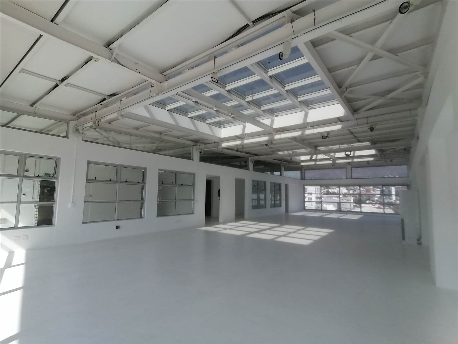 800  m² Commercial space in Vredehoek photo number 2