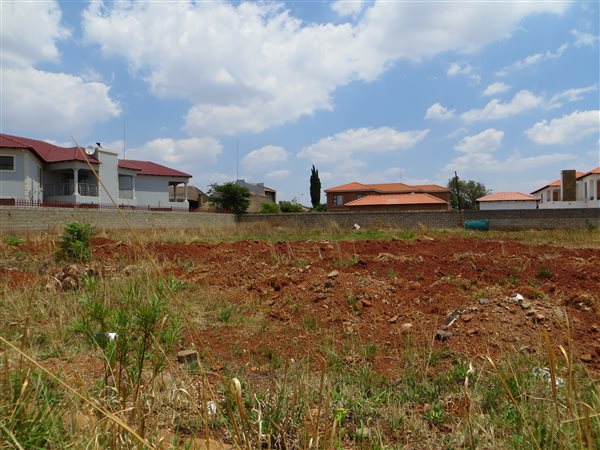 1 060 m² Land