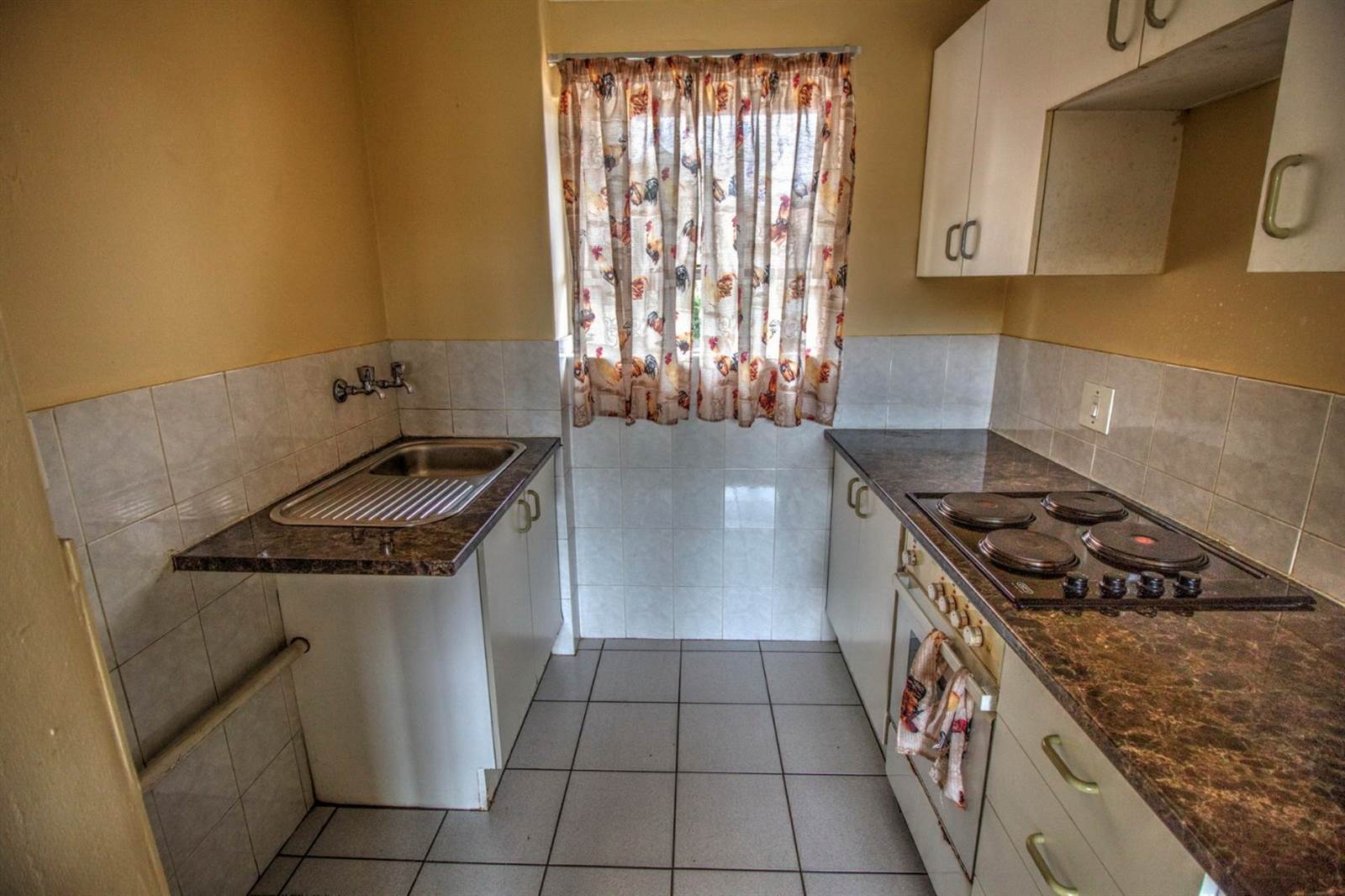 1 Bed Townhouse in Glen Marais photo number 8