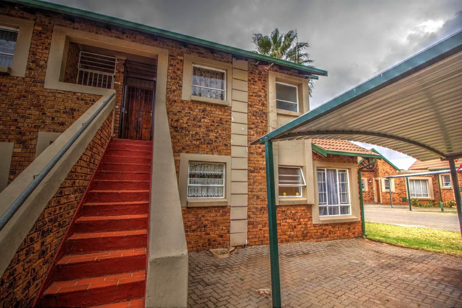 1 Bed Townhouse in Glen Marais photo number 2