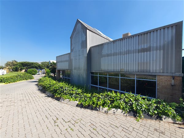 1 350  m² Commercial space