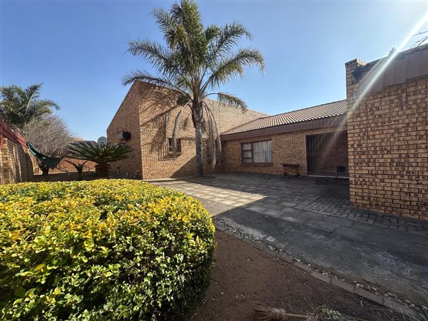 4 Bedroom House 4 Bedroom House