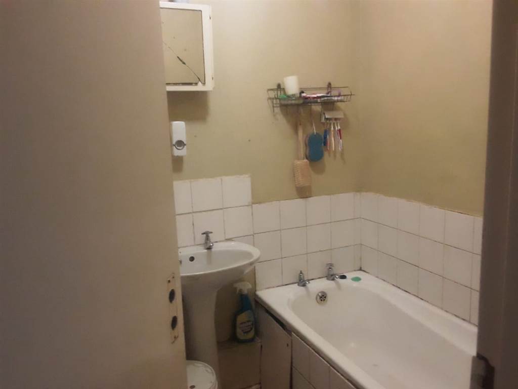 3 Bed Flat in Montclair photo number 13