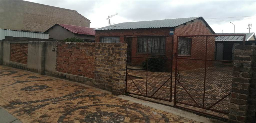 2 Bed House in Kagiso photo number 2