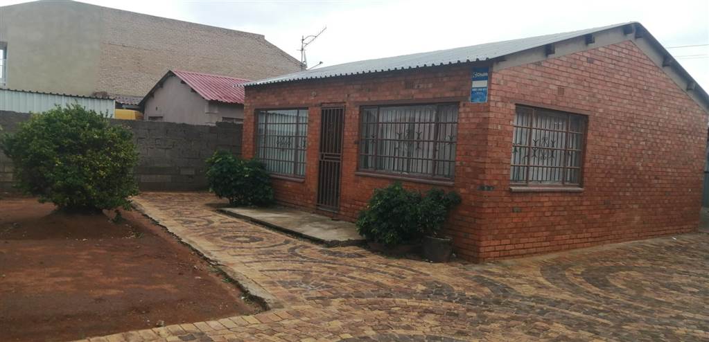 2 Bed House in Kagiso photo number 10