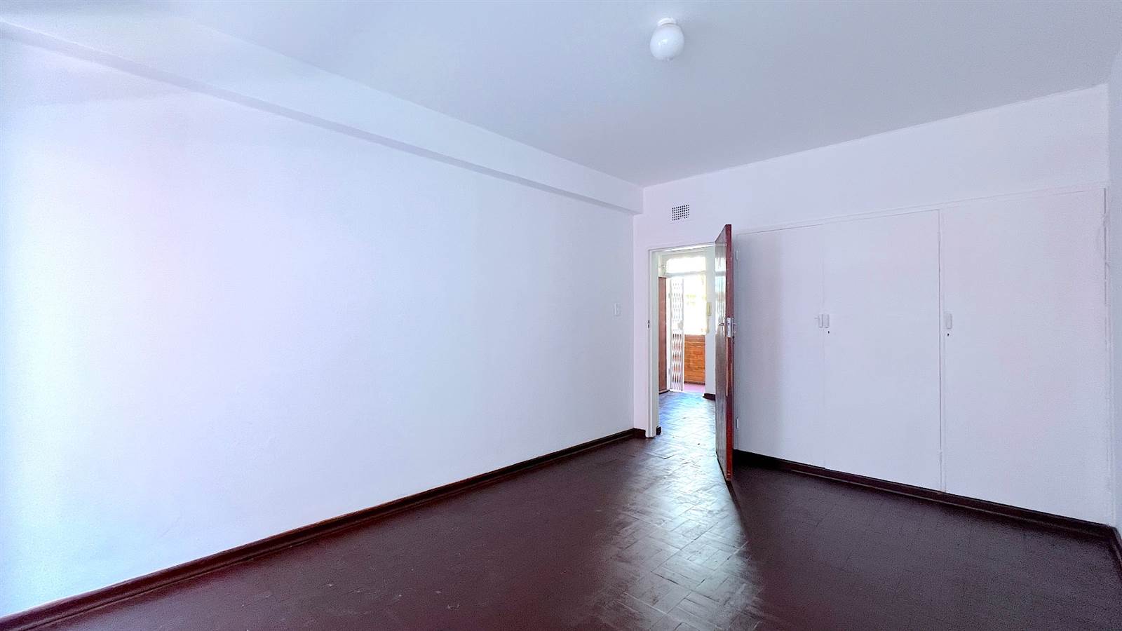1.5 Bed Apartment in Sunnyside photo number 11