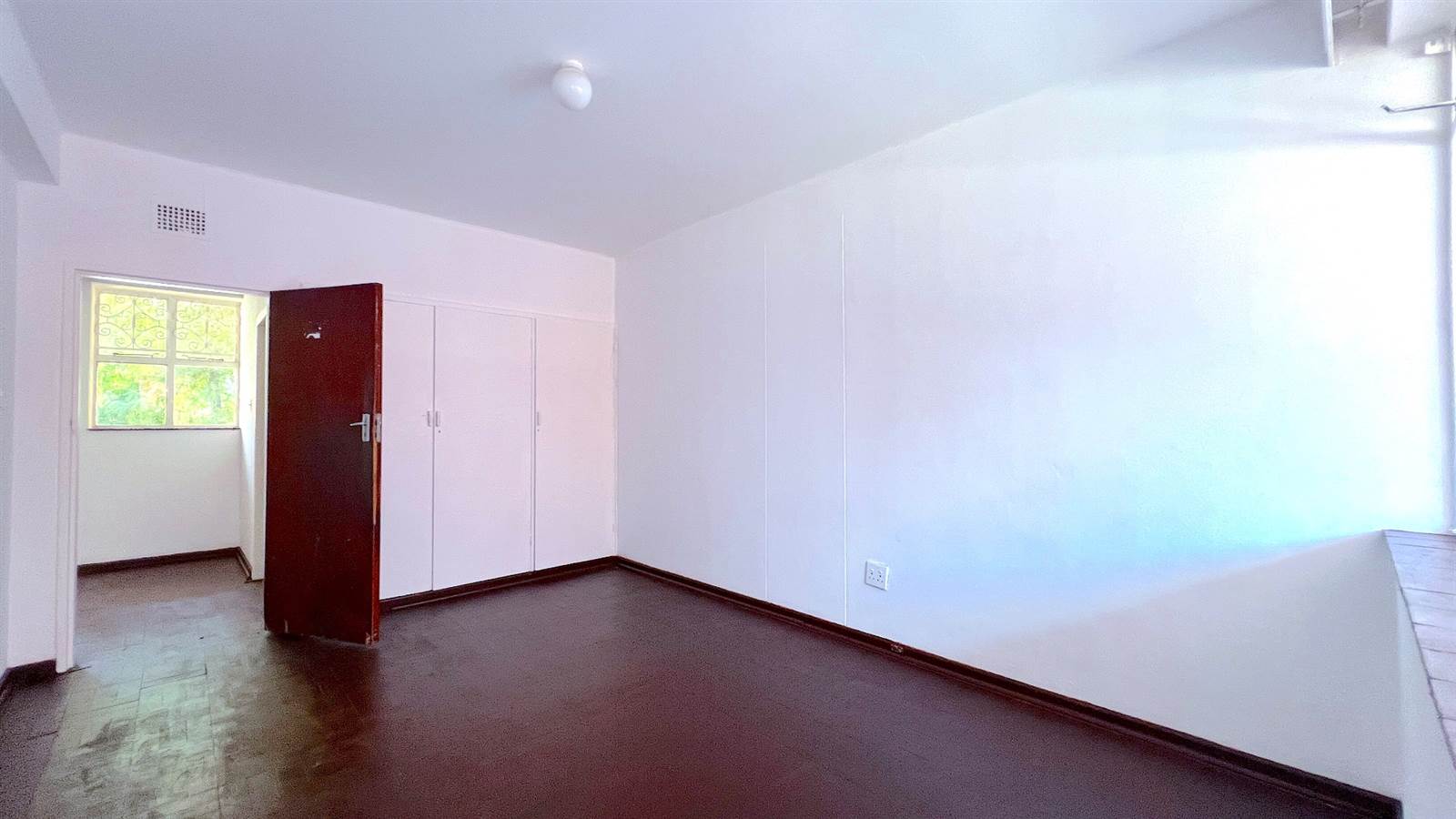 1.5 Bed Apartment in Sunnyside photo number 10