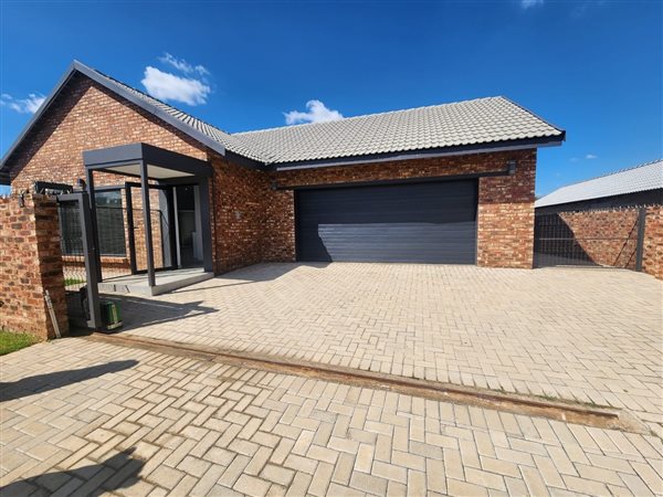 3 Bed House in Mooivallei Park