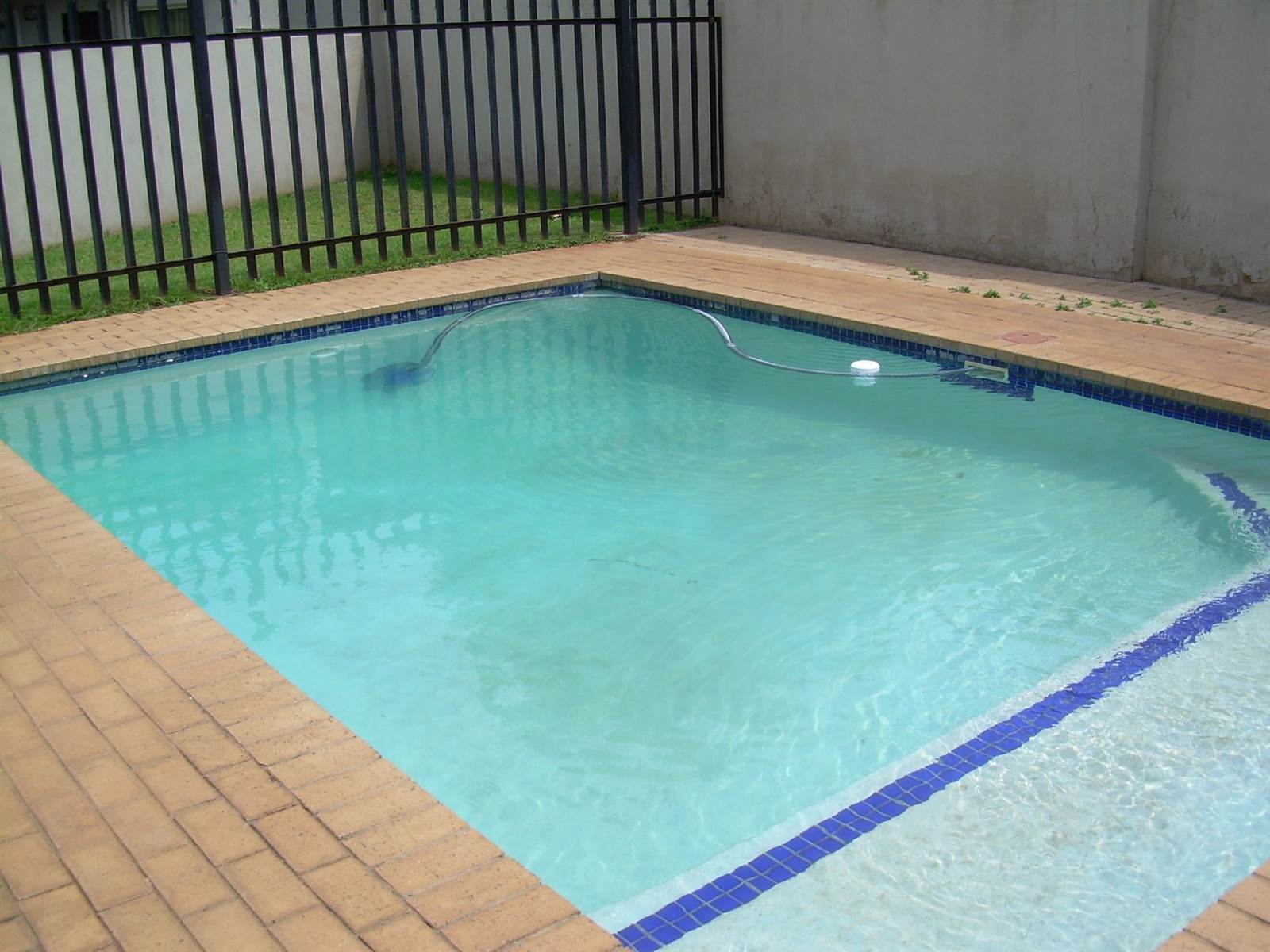 2 Bed Townhouse in Brenthurst photo number 13