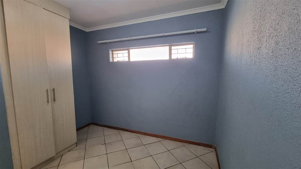 2 Bed House in Olievenhoutbosch photo number 18