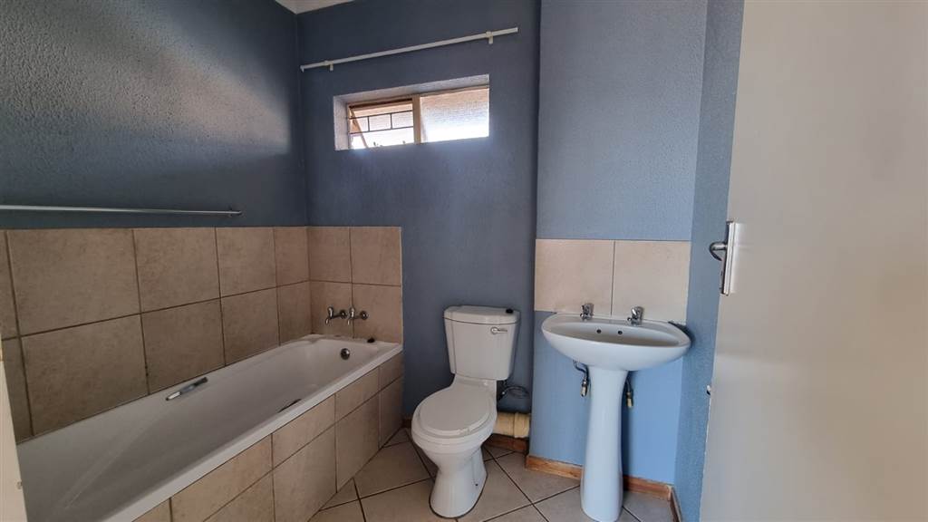 2 Bed House in Olievenhoutbosch photo number 16