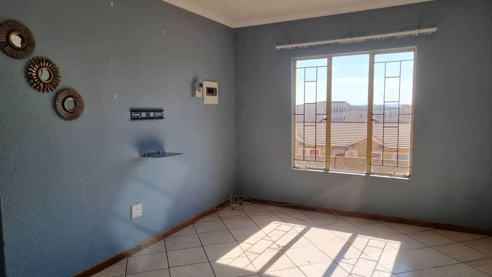 2 Bed House in Olievenhoutbosch photo number 14
