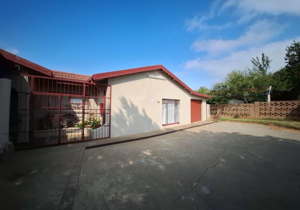 4 Bed House in Harrismith photo number 15