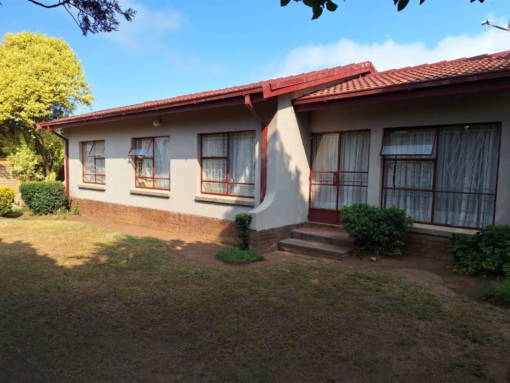 4 Bed House in Harrismith photo number 13