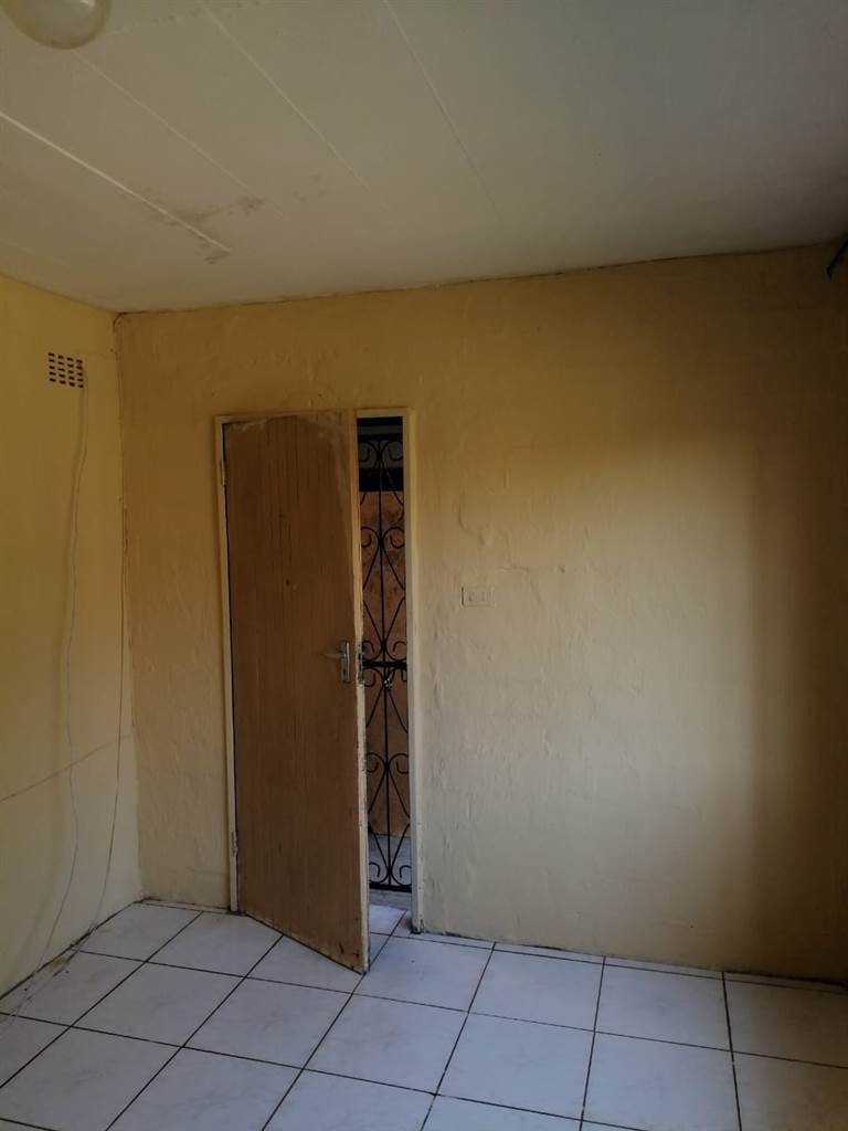 2 Bed Apartment in Mountview photo number 3