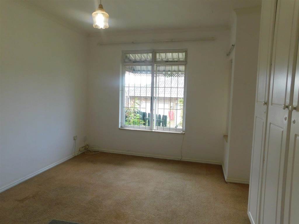 2 Bed Townhouse in Padfield Park photo number 10