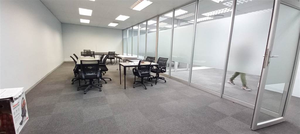 300  m² Office Space in Lorraine photo number 5